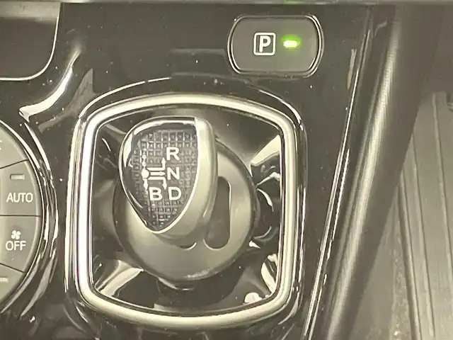 トヨタ ノア ハイブリッド Si ダブルバイビー 千葉県 2018(平30)年 5.6万km ブラック 禁煙車/トヨタセーフティセンス/・車線逸脱警報システム/・クルーズコントロール/・クリアランスソナー/・レーンディパーチャーアラート/純正10インチメモリナビ/・型番：NSZN-Z66T/・CD/DVD/Bluetooth/フルセグTV/・バックカメラ/・ビルトインETC/両側パワースライドドア/革巻きステアリング/・ステアリングスイッチ/ハーフレザーシート/・DNシートヒーター/左右独立エアコン/純正フロアマット/純正16インチAW/オートライト/・オートマチックハイビーム/・LEDヘッドライト/・LEDフォグランプ