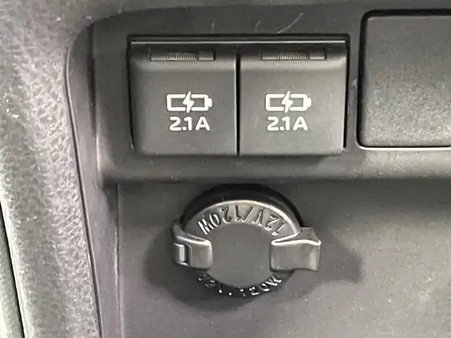 トヨタ ノア ハイブリッド Si ダブルバイビー 千葉県 2018(平30)年 5.6万km ブラック 禁煙車/トヨタセーフティセンス/・車線逸脱警報システム/・クルーズコントロール/・クリアランスソナー/・レーンディパーチャーアラート/純正10インチメモリナビ/・型番：NSZN-Z66T/・CD/DVD/Bluetooth/フルセグTV/・バックカメラ/・ビルトインETC/両側パワースライドドア/革巻きステアリング/・ステアリングスイッチ/ハーフレザーシート/・DNシートヒーター/左右独立エアコン/純正フロアマット/純正16インチAW/オートライト/・オートマチックハイビーム/・LEDヘッドライト/・LEDフォグランプ