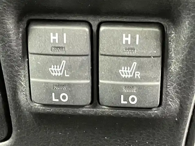 トヨタ ノア ハイブリッド Si ダブルバイビー 千葉県 2018(平30)年 5.6万km ブラック 禁煙車/トヨタセーフティセンス/・車線逸脱警報システム/・クルーズコントロール/・クリアランスソナー/・レーンディパーチャーアラート/純正10インチメモリナビ/・型番：NSZN-Z66T/・CD/DVD/Bluetooth/フルセグTV/・バックカメラ/・ビルトインETC/両側パワースライドドア/革巻きステアリング/・ステアリングスイッチ/ハーフレザーシート/・DNシートヒーター/左右独立エアコン/純正フロアマット/純正16インチAW/オートライト/・オートマチックハイビーム/・LEDヘッドライト/・LEDフォグランプ