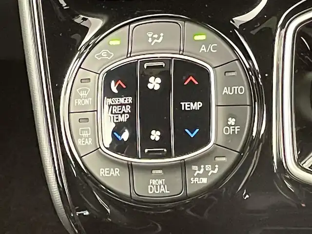 トヨタ ノア ハイブリッド Si ダブルバイビー 千葉県 2018(平30)年 5.6万km ブラック 禁煙車/トヨタセーフティセンス/・車線逸脱警報システム/・クルーズコントロール/・クリアランスソナー/・レーンディパーチャーアラート/純正10インチメモリナビ/・型番：NSZN-Z66T/・CD/DVD/Bluetooth/フルセグTV/・バックカメラ/・ビルトインETC/両側パワースライドドア/革巻きステアリング/・ステアリングスイッチ/ハーフレザーシート/・DNシートヒーター/左右独立エアコン/純正フロアマット/純正16インチAW/オートライト/・オートマチックハイビーム/・LEDヘッドライト/・LEDフォグランプ