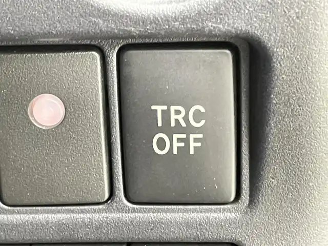 トヨタ ノア ハイブリッド Si ダブルバイビー 千葉県 2018(平30)年 5.6万km ブラック 禁煙車/トヨタセーフティセンス/・車線逸脱警報システム/・クルーズコントロール/・クリアランスソナー/・レーンディパーチャーアラート/純正10インチメモリナビ/・型番：NSZN-Z66T/・CD/DVD/Bluetooth/フルセグTV/・バックカメラ/・ビルトインETC/両側パワースライドドア/革巻きステアリング/・ステアリングスイッチ/ハーフレザーシート/・DNシートヒーター/左右独立エアコン/純正フロアマット/純正16インチAW/オートライト/・オートマチックハイビーム/・LEDヘッドライト/・LEDフォグランプ