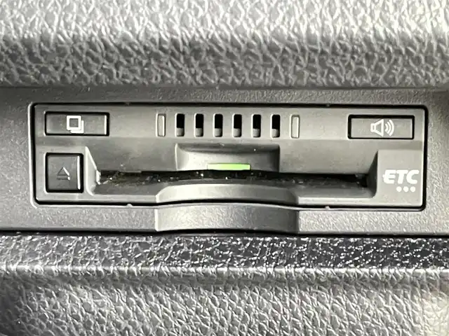 トヨタ ノア ハイブリッド Si ダブルバイビー 千葉県 2018(平30)年 5.6万km ブラック 禁煙車/トヨタセーフティセンス/・車線逸脱警報システム/・クルーズコントロール/・クリアランスソナー/・レーンディパーチャーアラート/純正10インチメモリナビ/・型番：NSZN-Z66T/・CD/DVD/Bluetooth/フルセグTV/・バックカメラ/・ビルトインETC/両側パワースライドドア/革巻きステアリング/・ステアリングスイッチ/ハーフレザーシート/・DNシートヒーター/左右独立エアコン/純正フロアマット/純正16インチAW/オートライト/・オートマチックハイビーム/・LEDヘッドライト/・LEDフォグランプ