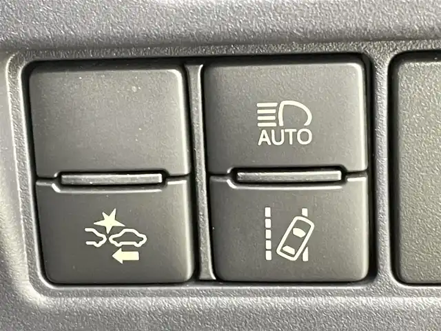 トヨタ ノア ハイブリッド Si ダブルバイビー 千葉県 2018(平30)年 5.6万km ブラック 禁煙車/トヨタセーフティセンス/・車線逸脱警報システム/・クルーズコントロール/・クリアランスソナー/・レーンディパーチャーアラート/純正10インチメモリナビ/・型番：NSZN-Z66T/・CD/DVD/Bluetooth/フルセグTV/・バックカメラ/・ビルトインETC/両側パワースライドドア/革巻きステアリング/・ステアリングスイッチ/ハーフレザーシート/・DNシートヒーター/左右独立エアコン/純正フロアマット/純正16インチAW/オートライト/・オートマチックハイビーム/・LEDヘッドライト/・LEDフォグランプ