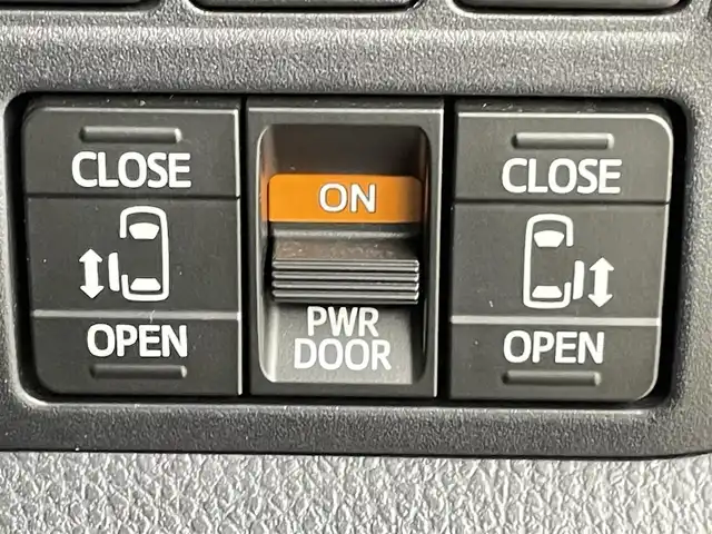 トヨタ ノア ハイブリッド Si ダブルバイビー 千葉県 2018(平30)年 5.6万km ブラック 禁煙車/トヨタセーフティセンス/・車線逸脱警報システム/・クルーズコントロール/・クリアランスソナー/・レーンディパーチャーアラート/純正10インチメモリナビ/・型番：NSZN-Z66T/・CD/DVD/Bluetooth/フルセグTV/・バックカメラ/・ビルトインETC/両側パワースライドドア/革巻きステアリング/・ステアリングスイッチ/ハーフレザーシート/・DNシートヒーター/左右独立エアコン/純正フロアマット/純正16インチAW/オートライト/・オートマチックハイビーム/・LEDヘッドライト/・LEDフォグランプ