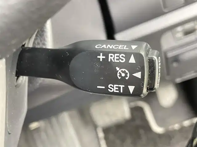 トヨタ ノア ハイブリッド Si ダブルバイビー 千葉県 2018(平30)年 5.6万km ブラック 禁煙車/トヨタセーフティセンス/・車線逸脱警報システム/・クルーズコントロール/・クリアランスソナー/・レーンディパーチャーアラート/純正10インチメモリナビ/・型番：NSZN-Z66T/・CD/DVD/Bluetooth/フルセグTV/・バックカメラ/・ビルトインETC/両側パワースライドドア/革巻きステアリング/・ステアリングスイッチ/ハーフレザーシート/・DNシートヒーター/左右独立エアコン/純正フロアマット/純正16インチAW/オートライト/・オートマチックハイビーム/・LEDヘッドライト/・LEDフォグランプ