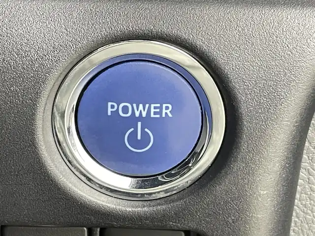 トヨタ ノア ハイブリッド Si ダブルバイビー 千葉県 2018(平30)年 5.6万km ブラック 禁煙車/トヨタセーフティセンス/・車線逸脱警報システム/・クルーズコントロール/・クリアランスソナー/・レーンディパーチャーアラート/純正10インチメモリナビ/・型番：NSZN-Z66T/・CD/DVD/Bluetooth/フルセグTV/・バックカメラ/・ビルトインETC/両側パワースライドドア/革巻きステアリング/・ステアリングスイッチ/ハーフレザーシート/・DNシートヒーター/左右独立エアコン/純正フロアマット/純正16インチAW/オートライト/・オートマチックハイビーム/・LEDヘッドライト/・LEDフォグランプ