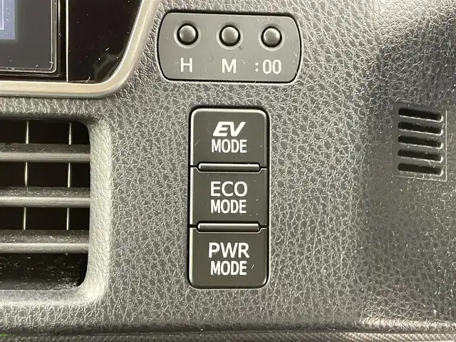 トヨタ ノア ハイブリッド Si ダブルバイビー 千葉県 2018(平30)年 5.6万km ブラック 禁煙車/トヨタセーフティセンス/・車線逸脱警報システム/・クルーズコントロール/・クリアランスソナー/・レーンディパーチャーアラート/純正10インチメモリナビ/・型番：NSZN-Z66T/・CD/DVD/Bluetooth/フルセグTV/・バックカメラ/・ビルトインETC/両側パワースライドドア/革巻きステアリング/・ステアリングスイッチ/ハーフレザーシート/・DNシートヒーター/左右独立エアコン/純正フロアマット/純正16インチAW/オートライト/・オートマチックハイビーム/・LEDヘッドライト/・LEDフォグランプ