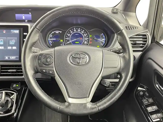 トヨタ ノア ハイブリッド Si ダブルバイビー 千葉県 2018(平30)年 5.6万km ブラック 禁煙車/トヨタセーフティセンス/・車線逸脱警報システム/・クルーズコントロール/・クリアランスソナー/・レーンディパーチャーアラート/純正10インチメモリナビ/・型番：NSZN-Z66T/・CD/DVD/Bluetooth/フルセグTV/・バックカメラ/・ビルトインETC/両側パワースライドドア/革巻きステアリング/・ステアリングスイッチ/ハーフレザーシート/・DNシートヒーター/左右独立エアコン/純正フロアマット/純正16インチAW/オートライト/・オートマチックハイビーム/・LEDヘッドライト/・LEDフォグランプ