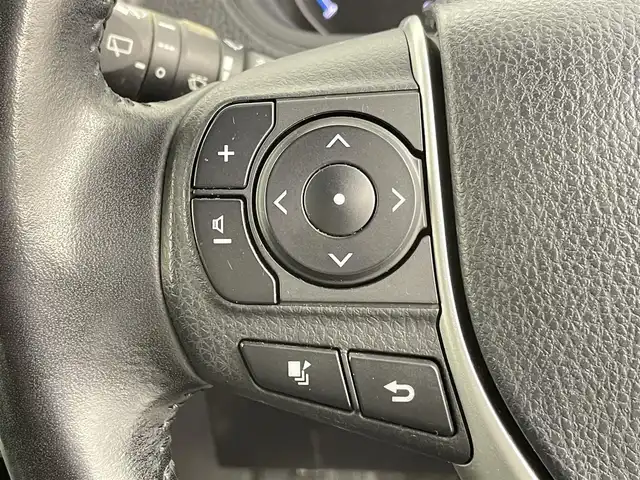 トヨタ ノア ハイブリッド Si ダブルバイビー 千葉県 2018(平30)年 5.6万km ブラック 禁煙車/トヨタセーフティセンス/・車線逸脱警報システム/・クルーズコントロール/・クリアランスソナー/・レーンディパーチャーアラート/純正10インチメモリナビ/・型番：NSZN-Z66T/・CD/DVD/Bluetooth/フルセグTV/・バックカメラ/・ビルトインETC/両側パワースライドドア/革巻きステアリング/・ステアリングスイッチ/ハーフレザーシート/・DNシートヒーター/左右独立エアコン/純正フロアマット/純正16インチAW/オートライト/・オートマチックハイビーム/・LEDヘッドライト/・LEDフォグランプ