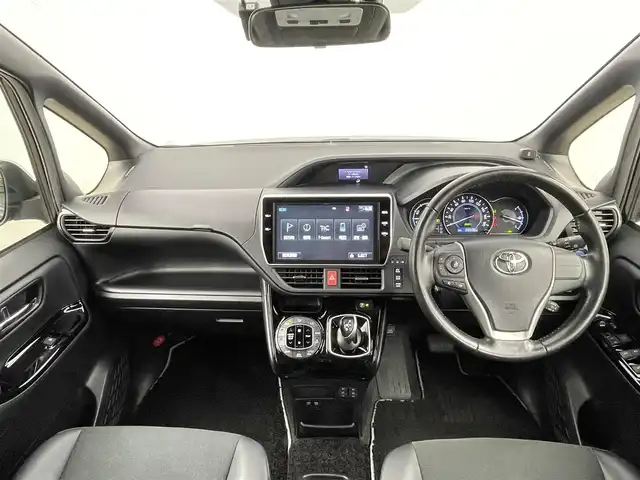 トヨタ ノア ハイブリッド Si ダブルバイビー 千葉県 2018(平30)年 5.6万km ブラック 禁煙車/トヨタセーフティセンス/・車線逸脱警報システム/・クルーズコントロール/・クリアランスソナー/・レーンディパーチャーアラート/純正10インチメモリナビ/・型番：NSZN-Z66T/・CD/DVD/Bluetooth/フルセグTV/・バックカメラ/・ビルトインETC/両側パワースライドドア/革巻きステアリング/・ステアリングスイッチ/ハーフレザーシート/・DNシートヒーター/左右独立エアコン/純正フロアマット/純正16インチAW/オートライト/・オートマチックハイビーム/・LEDヘッドライト/・LEDフォグランプ