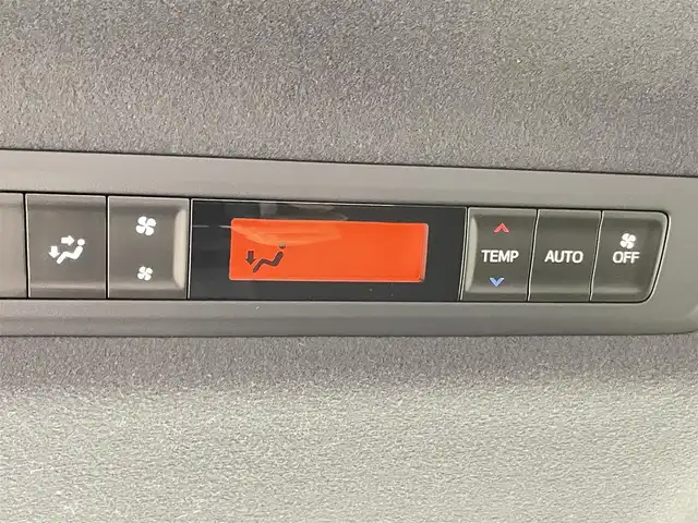 トヨタ ノア ハイブリッド Si ダブルバイビー 千葉県 2018(平30)年 5.6万km ブラック 禁煙車/トヨタセーフティセンス/・車線逸脱警報システム/・クルーズコントロール/・クリアランスソナー/・レーンディパーチャーアラート/純正10インチメモリナビ/・型番：NSZN-Z66T/・CD/DVD/Bluetooth/フルセグTV/・バックカメラ/・ビルトインETC/両側パワースライドドア/革巻きステアリング/・ステアリングスイッチ/ハーフレザーシート/・DNシートヒーター/左右独立エアコン/純正フロアマット/純正16インチAW/オートライト/・オートマチックハイビーム/・LEDヘッドライト/・LEDフォグランプ