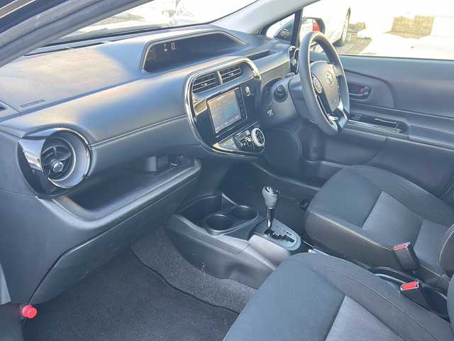 トヨタ アクア 岐阜県 2020(令2)年 4.7万km ブラックマイカ 純正ナビ/フルセグTV/AM/FM/Bluetooth/バックカメラ/ETC/プリクラッシュセーフティー/レーンディパーチャーアラート/横滑り防止装置/パーキングサポートブレーキ/クリアランスソナー/オートライト/プッシュスタート/スマートキー/純正フロアマット