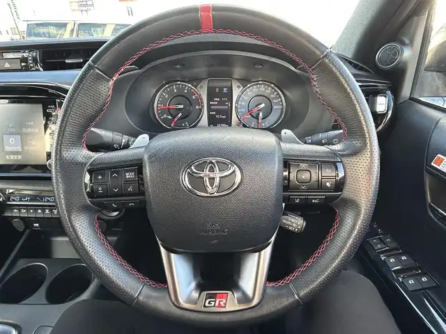 トヨタ ハイラックス Z GRスポーツ 宮城県 2022(令4)年 3.3万km アティチュードブラックマイカ プリクラッシュセーフティ/レーンディパーチャーアラート/ロードサインアシスト/先行車発進告知機能/クリアランスソナー/バックソナー/リアデフロック/アクティブトラクションコントロール/ダウンヒルアシストコントロール制御/オートLSD/8インチディスプレイオーディオ/・ナビ機能付/・Bluetooth/パノラミックビューモニター/ETC/ハーフレザーシート/革巻きステアリング/レーダークルーズコントロール/ステアリングスイッチ/パドルシフト/MTモード付AT/LEDヘッドランプ/フォグランプ/オートライト/スマートキー＆プッシュスタート/電動格納ミラー/純正フロアマット/W/サイド/カーテンエアバッグ