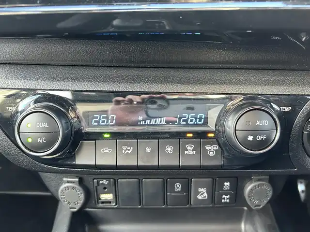 トヨタ ハイラックス Z GRスポーツ 宮城県 2022(令4)年 3.3万km アティチュードブラックマイカ プリクラッシュセーフティ/レーンディパーチャーアラート/ロードサインアシスト/先行車発進告知機能/クリアランスソナー/バックソナー/リアデフロック/アクティブトラクションコントロール/ダウンヒルアシストコントロール制御/オートLSD/8インチディスプレイオーディオ/・ナビ機能付/・Bluetooth/パノラミックビューモニター/ETC/ハーフレザーシート/革巻きステアリング/レーダークルーズコントロール/ステアリングスイッチ/パドルシフト/MTモード付AT/LEDヘッドランプ/フォグランプ/オートライト/スマートキー＆プッシュスタート/電動格納ミラー/純正フロアマット/W/サイド/カーテンエアバッグ