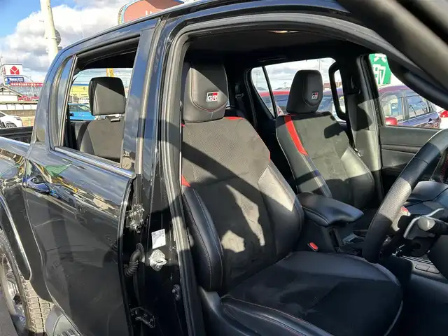 トヨタ ハイラックス Z GRスポーツ 宮城県 2022(令4)年 3.3万km アティチュードブラックマイカ プリクラッシュセーフティ/レーンディパーチャーアラート/ロードサインアシスト/先行車発進告知機能/クリアランスソナー/バックソナー/リアデフロック/アクティブトラクションコントロール/ダウンヒルアシストコントロール制御/オートLSD/8インチディスプレイオーディオ/・ナビ機能付/・Bluetooth/パノラミックビューモニター/ETC/ハーフレザーシート/革巻きステアリング/レーダークルーズコントロール/ステアリングスイッチ/パドルシフト/MTモード付AT/LEDヘッドランプ/フォグランプ/オートライト/スマートキー＆プッシュスタート/電動格納ミラー/純正フロアマット/W/サイド/カーテンエアバッグ