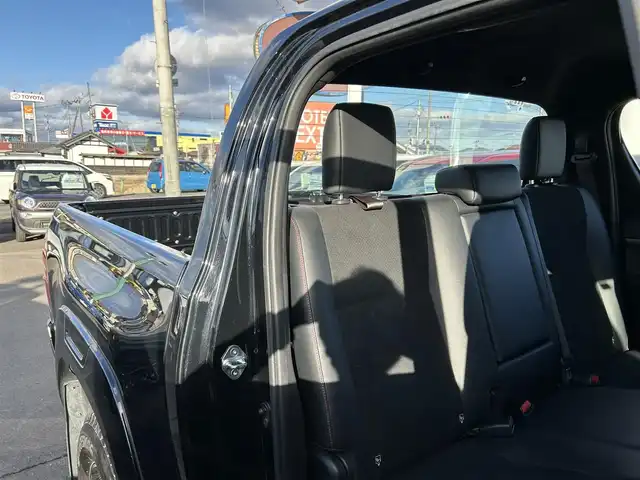 トヨタ ハイラックス Z GRスポーツ 宮城県 2022(令4)年 3.3万km アティチュードブラックマイカ プリクラッシュセーフティ/レーンディパーチャーアラート/ロードサインアシスト/先行車発進告知機能/クリアランスソナー/バックソナー/リアデフロック/アクティブトラクションコントロール/ダウンヒルアシストコントロール制御/オートLSD/8インチディスプレイオーディオ/・ナビ機能付/・Bluetooth/パノラミックビューモニター/ETC/ハーフレザーシート/革巻きステアリング/レーダークルーズコントロール/ステアリングスイッチ/パドルシフト/MTモード付AT/LEDヘッドランプ/フォグランプ/オートライト/スマートキー＆プッシュスタート/電動格納ミラー/純正フロアマット/W/サイド/カーテンエアバッグ