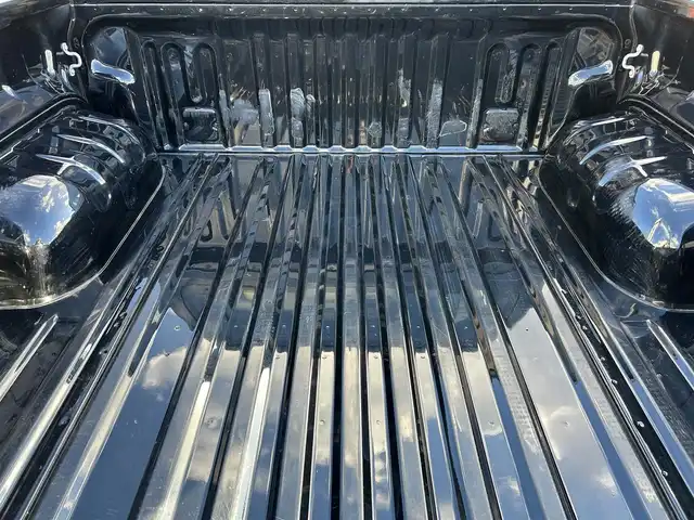 トヨタ ハイラックス Z GRスポーツ 宮城県 2022(令4)年 3.3万km アティチュードブラックマイカ プリクラッシュセーフティ/レーンディパーチャーアラート/ロードサインアシスト/先行車発進告知機能/クリアランスソナー/バックソナー/リアデフロック/アクティブトラクションコントロール/ダウンヒルアシストコントロール制御/オートLSD/8インチディスプレイオーディオ/・ナビ機能付/・Bluetooth/パノラミックビューモニター/ETC/ハーフレザーシート/革巻きステアリング/レーダークルーズコントロール/ステアリングスイッチ/パドルシフト/MTモード付AT/LEDヘッドランプ/フォグランプ/オートライト/スマートキー＆プッシュスタート/電動格納ミラー/純正フロアマット/W/サイド/カーテンエアバッグ