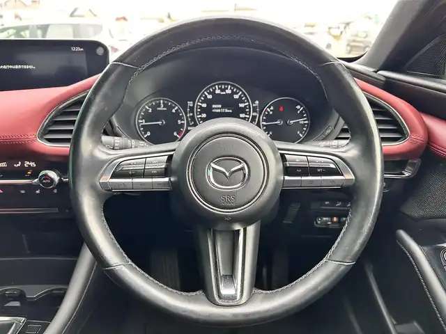 マツダ マツダ３ファストバック XD バーガンディセレクション 宮城県 2021(令3)年 8.5万km マシーングレープレミアムM BOSEサウンドシステム/360度セーフティパッケージ/・360度ビューモニター/・ドライバーモニタリング/＝＝＝/スマートブレーキサポート/AT誤発進抑制制御/全車速追従機能付レーダークルーズコントロール/クルージングトラフィックサポート/車線逸脱警報システム/レーンキープアシスト/前後側方接近車両検知/ブラインドスポットモニタリング/パーキングセンサー（フロント/リア）/ドライバーアテンションアラート/マツダコネクト8.8インチセンターディスプレイ/・CD/DVD/・Bluetooth/・フルセグTV/ヘッドアップディスプレイ/ビルトインETC/ミラー一体型ドライブレコーダー/本革シート/運転席メモリー機能付パワーシート/シートヒーター/ステアリングヒーター/革巻きステアリング/パドルシフト/ステアリングスイッチ/電動パーキングブレーキ/ブレーキホールド/アダプティブLEDヘッドランプ/オートライト/スマートキー＆プッシュスタート/電動格納ミラー/純正18インチAW/純正フロアマット/トノカバー