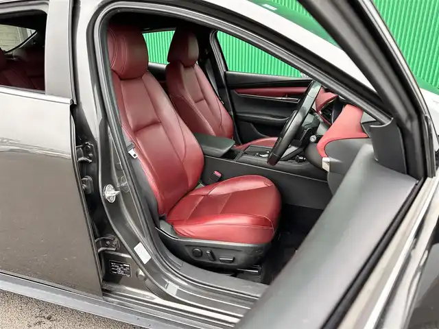 マツダ マツダ３ファストバック XD バーガンディセレクション 宮城県 2021(令3)年 8.5万km マシーングレープレミアムM BOSEサウンドシステム/360度セーフティパッケージ/・360度ビューモニター/・ドライバーモニタリング/＝＝＝/スマートブレーキサポート/AT誤発進抑制制御/全車速追従機能付レーダークルーズコントロール/クルージングトラフィックサポート/車線逸脱警報システム/レーンキープアシスト/前後側方接近車両検知/ブラインドスポットモニタリング/パーキングセンサー（フロント/リア）/ドライバーアテンションアラート/マツダコネクト8.8インチセンターディスプレイ/・CD/DVD/・Bluetooth/・フルセグTV/ヘッドアップディスプレイ/ビルトインETC/ミラー一体型ドライブレコーダー/本革シート/運転席メモリー機能付パワーシート/シートヒーター/ステアリングヒーター/革巻きステアリング/パドルシフト/ステアリングスイッチ/電動パーキングブレーキ/ブレーキホールド/アダプティブLEDヘッドランプ/オートライト/スマートキー＆プッシュスタート/電動格納ミラー/純正18インチAW/純正フロアマット/トノカバー