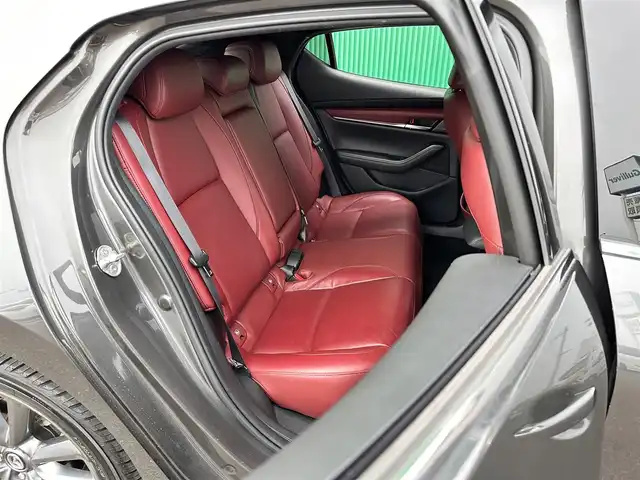 マツダ マツダ３ファストバック XD バーガンディセレクション 宮城県 2021(令3)年 8.5万km マシーングレープレミアムM BOSEサウンドシステム/360度セーフティパッケージ/・360度ビューモニター/・ドライバーモニタリング/＝＝＝/スマートブレーキサポート/AT誤発進抑制制御/全車速追従機能付レーダークルーズコントロール/クルージングトラフィックサポート/車線逸脱警報システム/レーンキープアシスト/前後側方接近車両検知/ブラインドスポットモニタリング/パーキングセンサー（フロント/リア）/ドライバーアテンションアラート/マツダコネクト8.8インチセンターディスプレイ/・CD/DVD/・Bluetooth/・フルセグTV/ヘッドアップディスプレイ/ビルトインETC/ミラー一体型ドライブレコーダー/本革シート/運転席メモリー機能付パワーシート/シートヒーター/ステアリングヒーター/革巻きステアリング/パドルシフト/ステアリングスイッチ/電動パーキングブレーキ/ブレーキホールド/アダプティブLEDヘッドランプ/オートライト/スマートキー＆プッシュスタート/電動格納ミラー/純正18インチAW/純正フロアマット/トノカバー