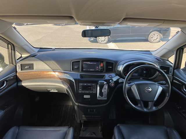 日産 エルグランド 250HWS アーバンクロム ブラックレザー 山口県 2012(平24)年 11.2万km ブリリアントホワイトパール ワンオーナー車/純正メモリナビ/Bluetooth/フルセグTV/バックカメラ/社外フリップダウンモニター/両側パワースライドドア/フロントエアロ/キセノンライト/フォグライト/オートライト/前席シートヒーター/前席パワーシート/スマートキー＆プッシュスタート/2列目オットマン/純正18インチAW/保証書・取説