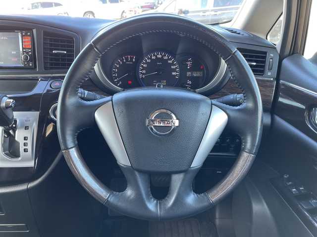 日産 エルグランド 250HWS アーバンクロム ブラックレザー 山口県 2012(平24)年 11.2万km ブリリアントホワイトパール ワンオーナー車/純正メモリナビ/Bluetooth/フルセグTV/バックカメラ/社外フリップダウンモニター/両側パワースライドドア/フロントエアロ/キセノンライト/フォグライト/オートライト/前席シートヒーター/前席パワーシート/スマートキー＆プッシュスタート/2列目オットマン/純正18インチAW/保証書・取説