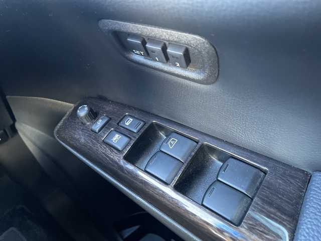 日産 エルグランド 250HWS アーバンクロム ブラックレザー 山口県 2012(平24)年 11.2万km ブリリアントホワイトパール ワンオーナー車/純正メモリナビ/Bluetooth/フルセグTV/バックカメラ/社外フリップダウンモニター/両側パワースライドドア/フロントエアロ/キセノンライト/フォグライト/オートライト/前席シートヒーター/前席パワーシート/スマートキー＆プッシュスタート/2列目オットマン/純正18インチAW/保証書・取説