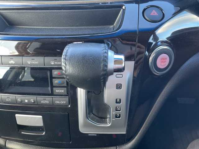 日産 エルグランド 250HWS アーバンクロム ブラックレザー 山口県 2012(平24)年 11.2万km ブリリアントホワイトパール ワンオーナー車/純正メモリナビ/Bluetooth/フルセグTV/バックカメラ/社外フリップダウンモニター/両側パワースライドドア/フロントエアロ/キセノンライト/フォグライト/オートライト/前席シートヒーター/前席パワーシート/スマートキー＆プッシュスタート/2列目オットマン/純正18インチAW/保証書・取説