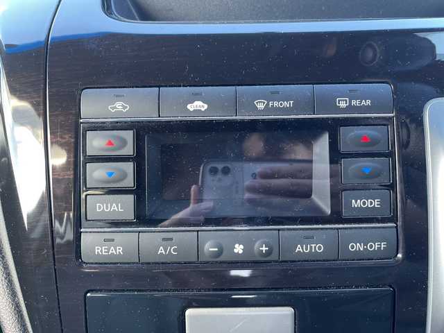 日産 エルグランド 250HWS アーバンクロム ブラックレザー 山口県 2012(平24)年 11.2万km ブリリアントホワイトパール ワンオーナー車/純正メモリナビ/Bluetooth/フルセグTV/バックカメラ/社外フリップダウンモニター/両側パワースライドドア/フロントエアロ/キセノンライト/フォグライト/オートライト/前席シートヒーター/前席パワーシート/スマートキー＆プッシュスタート/2列目オットマン/純正18インチAW/保証書・取説