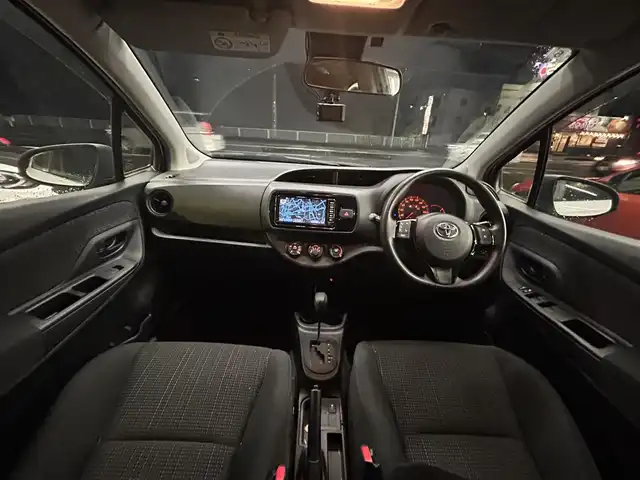 トヨタ ヴィッツ F 静岡県 2017(平29)年 2.5万km ホワイトパールクリスタルシャイン ユーザー買取車両/純正SDナビ(NSCD-W66)/　【CD/DVD/BT/ワンセグTV】/純正LEDヘッドライト/バックカメラ/スマートキー/ドライブレコーダー/スマートキー/プッシュスタート/ビルトインETC/取扱説明書/スペアキー×1