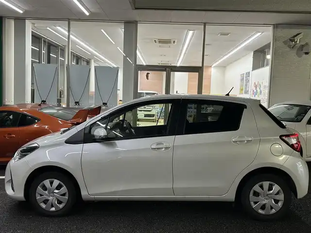 トヨタ ヴィッツ F 静岡県 2017(平29)年 2.5万km ホワイトパールクリスタルシャイン ユーザー買取車両/純正SDナビ(NSCD-W66)/　【CD/DVD/BT/ワンセグTV】/純正LEDヘッドライト/バックカメラ/スマートキー/ドライブレコーダー/スマートキー/プッシュスタート/ビルトインETC/取扱説明書/スペアキー×1