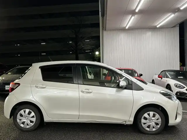 トヨタ ヴィッツ F 静岡県 2017(平29)年 2.5万km ホワイトパールクリスタルシャイン ユーザー買取車両/純正SDナビ(NSCD-W66)/　【CD/DVD/BT/ワンセグTV】/純正LEDヘッドライト/バックカメラ/スマートキー/ドライブレコーダー/スマートキー/プッシュスタート/ビルトインETC/取扱説明書/スペアキー×1