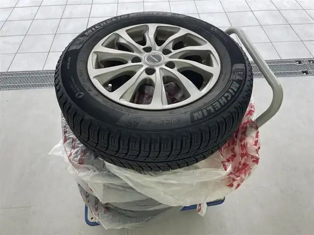 日産 セレナ ハイウェイスター Vセレクション 富山県 2018(平30)年 4.1万km ブリリアントホワイトパール 純正9インチナビ：MM518D-L/（AM/FM/CD/DVD/Bluetooth/AUX）/フルセグTV/全方位カメラ/衝突被害軽減システム/純正前方ドライブレコーダー/コーナーセンサー/両側パワースライドドア/左側ハンズフリーオートスライドドア/社外AW付スタッドレスタイヤ積込/パーキングブレーキサポート/ＵＳＢ/ETC/横滑り防止システム/アイドリングストップ/LEDヘッドライト/フォグランプ/オートライト/純正フロアマット/純正ドアバイザー/純正アルミホイール/スマートキー×2
