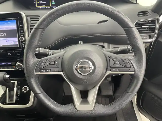 日産 セレナ ハイウェイスター Vセレクション 富山県 2018(平30)年 4.1万km ブリリアントホワイトパール 純正9インチナビ：MM518D-L/（AM/FM/CD/DVD/Bluetooth/AUX）/フルセグTV/全方位カメラ/衝突被害軽減システム/純正前方ドライブレコーダー/コーナーセンサー/両側パワースライドドア/左側ハンズフリーオートスライドドア/社外AW付スタッドレスタイヤ積込/パーキングブレーキサポート/ＵＳＢ/ETC/横滑り防止システム/アイドリングストップ/LEDヘッドライト/フォグランプ/オートライト/純正フロアマット/純正ドアバイザー/純正アルミホイール/スマートキー×2