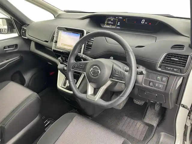 日産 セレナ ハイウェイスター Vセレクション 富山県 2018(平30)年 4.1万km ブリリアントホワイトパール 純正9インチナビ：MM518D-L/（AM/FM/CD/DVD/Bluetooth/AUX）/フルセグTV/全方位カメラ/衝突被害軽減システム/純正前方ドライブレコーダー/コーナーセンサー/両側パワースライドドア/左側ハンズフリーオートスライドドア/社外AW付スタッドレスタイヤ積込/パーキングブレーキサポート/ＵＳＢ/ETC/横滑り防止システム/アイドリングストップ/LEDヘッドライト/フォグランプ/オートライト/純正フロアマット/純正ドアバイザー/純正アルミホイール/スマートキー×2
