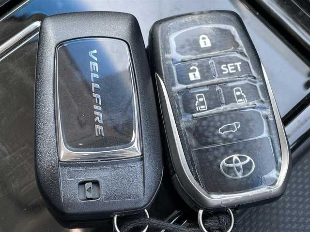 トヨタ ヴェルファイア ZA Gエディション 佐賀県 2017(平29)年 6.2万km ホワイトパールクリスタルシャイン Wサンルーフ/プリクラッシュセーフティシステム/レーダークルーズコントロール/ロードサインアシスト/アダプティブハイビームシステム/インテリジェントクリアランスソナー/誤発進抑制制御機能/純正10インチナビ(NSZN-Z66T)/　フルセグTV　CD　DVD　SD　BT/純正フリップダウンモニター【V12T-R66C】/バックカメラ/前後ドライブレコーダー/ビルトインETC/パワーバックドア/両側パワースライドドア/Ｄ＋Ｎ席パワーシート(D席メモリー機能付)/シートヒーター/電動オットマン/ISOFIX/100V電源/後席用パワーサイドサンシェード/ステアリングヒーター/ステアリングリモコン/純正18インチアルミホイール/純正LEDヘッドライト/オートマチックハイビーム/フォグランプ/純正フロアマット/ウィンカーミラー/ドアバイザ―/プッシュスタート/スペアキー
