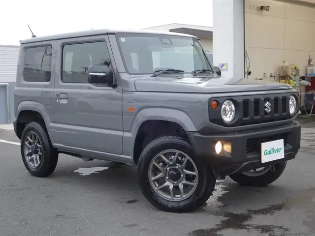 スズキ ジムニー XC 静岡県 2024(令6)年 0.6万km ミディアムグレー ワンオーナー・禁煙車/スズキセーフティーサポート/　デュアルセンサーブレーキ/　誤発進抑制機能/　車線逸脱警報/　ふらつき警報/　先行車発進お知らせ機能/　ハイビームアシスト/クルーズコントロール/LEDヘッドライト/カロッツェリアディスプレイオーディオ/　DVD・CD・BT・USB/ステアリングリモコン対応/バックカメラ/ETC2.0/社外3Dフロアマット/オートアエコン/前席シートヒーター/スマートキー２個
