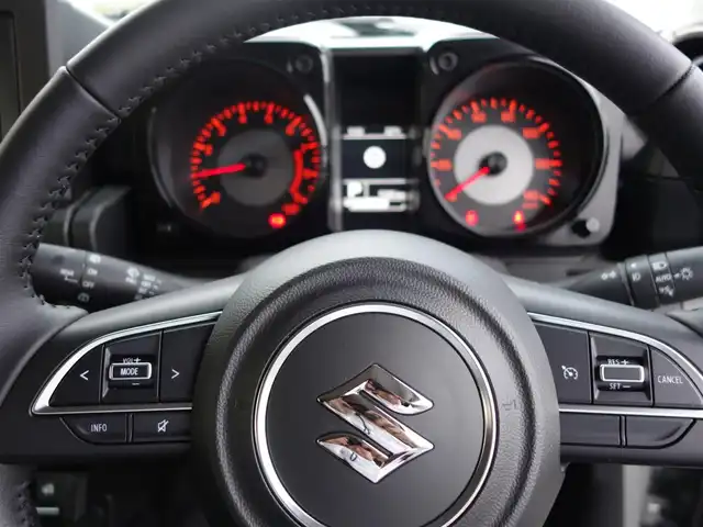スズキ ジムニー XC 静岡県 2024(令6)年 0.6万km ミディアムグレー ワンオーナー・禁煙車/スズキセーフティーサポート/　デュアルセンサーブレーキ/　誤発進抑制機能/　車線逸脱警報/　ふらつき警報/　先行車発進お知らせ機能/　ハイビームアシスト/クルーズコントロール/LEDヘッドライト/カロッツェリアディスプレイオーディオ/　DVD・CD・BT・USB/ステアリングリモコン対応/バックカメラ/ETC2.0/社外3Dフロアマット/オートアエコン/前席シートヒーター/スマートキー２個