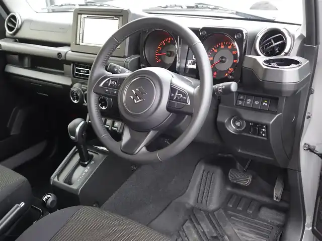 スズキ ジムニー XC 静岡県 2024(令6)年 0.6万km ミディアムグレー ワンオーナー・禁煙車/スズキセーフティーサポート/　デュアルセンサーブレーキ/　誤発進抑制機能/　車線逸脱警報/　ふらつき警報/　先行車発進お知らせ機能/　ハイビームアシスト/クルーズコントロール/LEDヘッドライト/カロッツェリアディスプレイオーディオ/　DVD・CD・BT・USB/ステアリングリモコン対応/バックカメラ/ETC2.0/社外3Dフロアマット/オートアエコン/前席シートヒーター/スマートキー２個