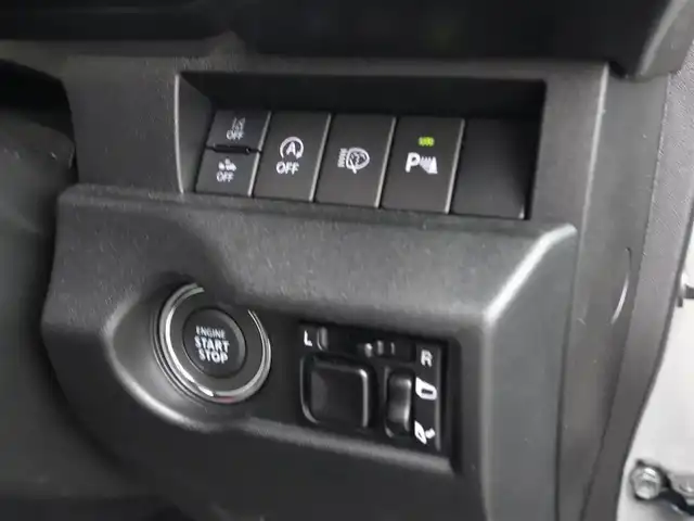 スズキ ジムニー XC 静岡県 2024(令6)年 0.6万km ミディアムグレー ワンオーナー・禁煙車/スズキセーフティーサポート/　デュアルセンサーブレーキ/　誤発進抑制機能/　車線逸脱警報/　ふらつき警報/　先行車発進お知らせ機能/　ハイビームアシスト/クルーズコントロール/LEDヘッドライト/カロッツェリアディスプレイオーディオ/　DVD・CD・BT・USB/ステアリングリモコン対応/バックカメラ/ETC2.0/社外3Dフロアマット/オートアエコン/前席シートヒーター/スマートキー２個