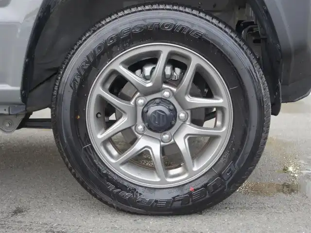 スズキ ジムニー XC 静岡県 2024(令6)年 0.6万km ミディアムグレー ワンオーナー・禁煙車/スズキセーフティーサポート/　デュアルセンサーブレーキ/　誤発進抑制機能/　車線逸脱警報/　ふらつき警報/　先行車発進お知らせ機能/　ハイビームアシスト/クルーズコントロール/LEDヘッドライト/カロッツェリアディスプレイオーディオ/　DVD・CD・BT・USB/ステアリングリモコン対応/バックカメラ/ETC2.0/社外3Dフロアマット/オートアエコン/前席シートヒーター/スマートキー２個
