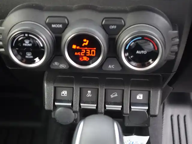 スズキ ジムニー XC 静岡県 2024(令6)年 0.6万km ミディアムグレー ワンオーナー・禁煙車/スズキセーフティーサポート/　デュアルセンサーブレーキ/　誤発進抑制機能/　車線逸脱警報/　ふらつき警報/　先行車発進お知らせ機能/　ハイビームアシスト/クルーズコントロール/LEDヘッドライト/カロッツェリアディスプレイオーディオ/　DVD・CD・BT・USB/ステアリングリモコン対応/バックカメラ/ETC2.0/社外3Dフロアマット/オートアエコン/前席シートヒーター/スマートキー２個