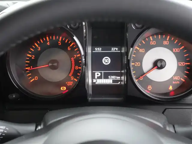 スズキ ジムニー XC 静岡県 2024(令6)年 0.6万km ミディアムグレー ワンオーナー・禁煙車/スズキセーフティーサポート/　デュアルセンサーブレーキ/　誤発進抑制機能/　車線逸脱警報/　ふらつき警報/　先行車発進お知らせ機能/　ハイビームアシスト/クルーズコントロール/LEDヘッドライト/カロッツェリアディスプレイオーディオ/　DVD・CD・BT・USB/ステアリングリモコン対応/バックカメラ/ETC2.0/社外3Dフロアマット/オートアエコン/前席シートヒーター/スマートキー２個