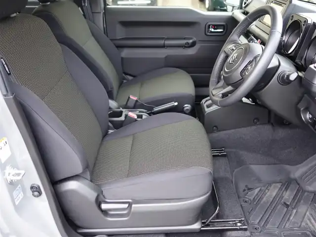 スズキ ジムニー XC 静岡県 2024(令6)年 0.6万km ミディアムグレー ワンオーナー・禁煙車/スズキセーフティーサポート/　デュアルセンサーブレーキ/　誤発進抑制機能/　車線逸脱警報/　ふらつき警報/　先行車発進お知らせ機能/　ハイビームアシスト/クルーズコントロール/LEDヘッドライト/カロッツェリアディスプレイオーディオ/　DVD・CD・BT・USB/ステアリングリモコン対応/バックカメラ/ETC2.0/社外3Dフロアマット/オートアエコン/前席シートヒーター/スマートキー２個