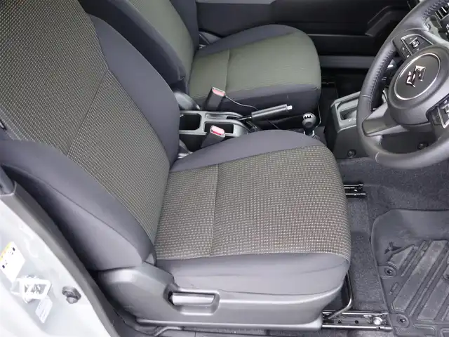 スズキ ジムニー XC 静岡県 2024(令6)年 0.6万km ミディアムグレー ワンオーナー・禁煙車/スズキセーフティーサポート/　デュアルセンサーブレーキ/　誤発進抑制機能/　車線逸脱警報/　ふらつき警報/　先行車発進お知らせ機能/　ハイビームアシスト/クルーズコントロール/LEDヘッドライト/カロッツェリアディスプレイオーディオ/　DVD・CD・BT・USB/ステアリングリモコン対応/バックカメラ/ETC2.0/社外3Dフロアマット/オートアエコン/前席シートヒーター/スマートキー２個
