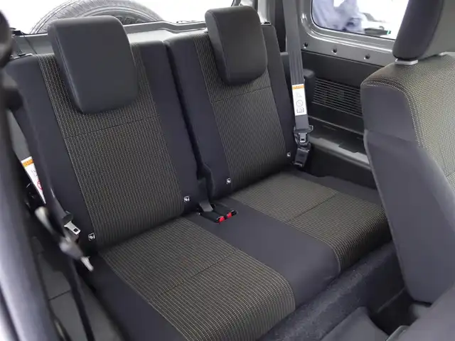 スズキ ジムニー XC 静岡県 2024(令6)年 0.6万km ミディアムグレー ワンオーナー・禁煙車/スズキセーフティーサポート/　デュアルセンサーブレーキ/　誤発進抑制機能/　車線逸脱警報/　ふらつき警報/　先行車発進お知らせ機能/　ハイビームアシスト/クルーズコントロール/LEDヘッドライト/カロッツェリアディスプレイオーディオ/　DVD・CD・BT・USB/ステアリングリモコン対応/バックカメラ/ETC2.0/社外3Dフロアマット/オートアエコン/前席シートヒーター/スマートキー２個