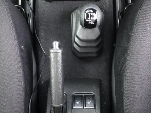 スズキ ジムニー XC 静岡県 2024(令6)年 0.6万km ミディアムグレー ワンオーナー・禁煙車/スズキセーフティーサポート/　デュアルセンサーブレーキ/　誤発進抑制機能/　車線逸脱警報/　ふらつき警報/　先行車発進お知らせ機能/　ハイビームアシスト/クルーズコントロール/LEDヘッドライト/カロッツェリアディスプレイオーディオ/　DVD・CD・BT・USB/ステアリングリモコン対応/バックカメラ/ETC2.0/社外3Dフロアマット/オートアエコン/前席シートヒーター/スマートキー２個
