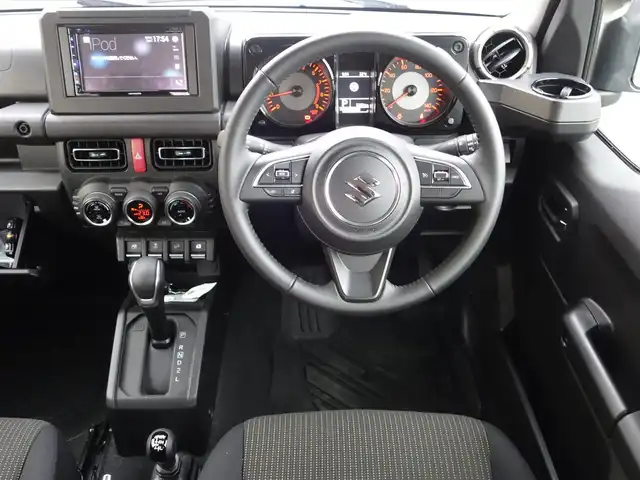 スズキ ジムニー XC 静岡県 2024(令6)年 0.6万km ミディアムグレー ワンオーナー・禁煙車/スズキセーフティーサポート/　デュアルセンサーブレーキ/　誤発進抑制機能/　車線逸脱警報/　ふらつき警報/　先行車発進お知らせ機能/　ハイビームアシスト/クルーズコントロール/LEDヘッドライト/カロッツェリアディスプレイオーディオ/　DVD・CD・BT・USB/ステアリングリモコン対応/バックカメラ/ETC2.0/社外3Dフロアマット/オートアエコン/前席シートヒーター/スマートキー２個