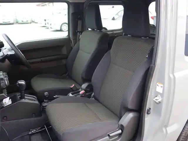 スズキ ジムニー XC 静岡県 2024(令6)年 0.6万km ミディアムグレー ワンオーナー・禁煙車/スズキセーフティーサポート/　デュアルセンサーブレーキ/　誤発進抑制機能/　車線逸脱警報/　ふらつき警報/　先行車発進お知らせ機能/　ハイビームアシスト/クルーズコントロール/LEDヘッドライト/カロッツェリアディスプレイオーディオ/　DVD・CD・BT・USB/ステアリングリモコン対応/バックカメラ/ETC2.0/社外3Dフロアマット/オートアエコン/前席シートヒーター/スマートキー２個