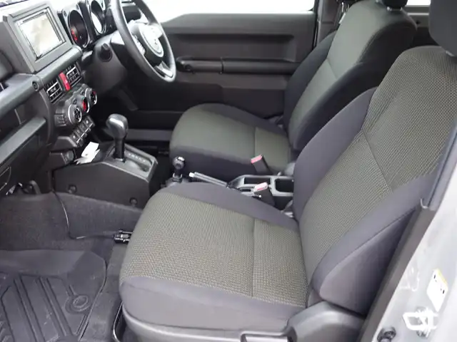 スズキ ジムニー XC 静岡県 2024(令6)年 0.6万km ミディアムグレー ワンオーナー・禁煙車/スズキセーフティーサポート/　デュアルセンサーブレーキ/　誤発進抑制機能/　車線逸脱警報/　ふらつき警報/　先行車発進お知らせ機能/　ハイビームアシスト/クルーズコントロール/LEDヘッドライト/カロッツェリアディスプレイオーディオ/　DVD・CD・BT・USB/ステアリングリモコン対応/バックカメラ/ETC2.0/社外3Dフロアマット/オートアエコン/前席シートヒーター/スマートキー２個